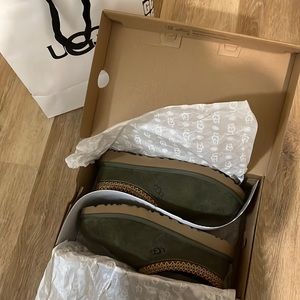 Uggs Tasman Slipper Burnt Olive. Brand new never worn. Size womens 9